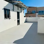 Flower: Modern Flat Close To Airport/bus Stops