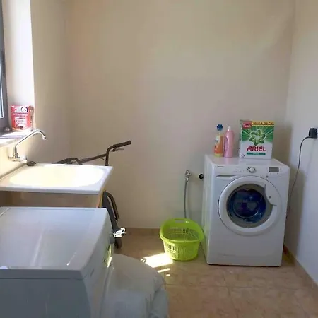 Flower: Modern Flat Close To Airport/bus Stops