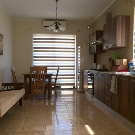 Flower: Modern Flat Close To Airport/bus Stops *