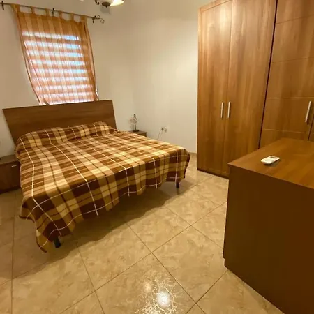 Flower: Modern Flat Close To Airport/bus Stops Daire Tarxien