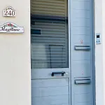 Apartmán Flower: Modern Flat Close To Airport/bus Stops *