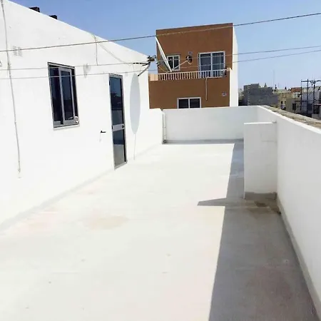 Апартаменты Flower: Modern Flat Close To Airport/bus Stops