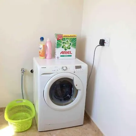 Apartment Flower: Modern Flat Close To Airport/bus Stops