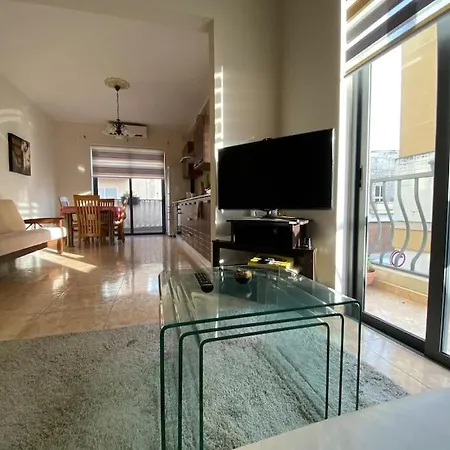 Flower: Modern Flat Close To Airport/bus Stops Apartment