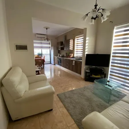 Flower: Modern Flat Close To Airport/bus Stops Tarxien