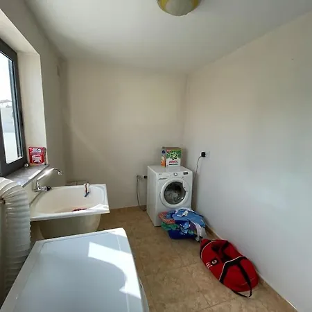 Apartment Flower: Modern Flat Close To Airport/bus Stops *