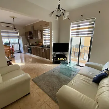 Flower: Modern Flat Close To Airport/bus Stops * Tarxien