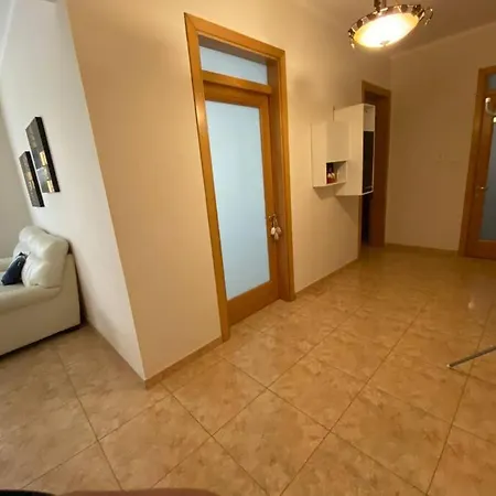 Flower: Modern Flat Close To Airport/bus Stops Apartment