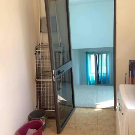 Flower: Modern Flat Close To Airport/bus Stops Apartment