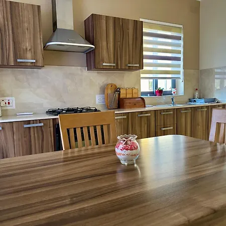 Flower: Modern Flat Close To Airport/bus Stops