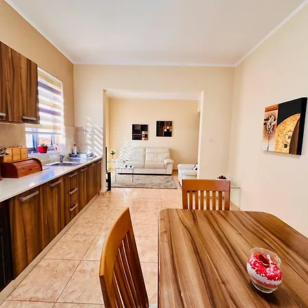 Апартаменты Flower: Modern Flat Close To Airport/bus Stops *