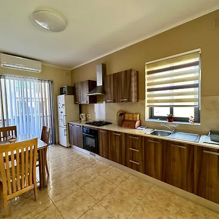Апартаменты Flower: Modern Flat Close To Airport/bus Stops *