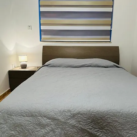 Apartment Flower: Modern Flat Close To Airport/bus Stops