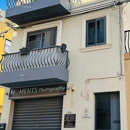 Flower: Modern Flat Close To Airport/bus Stops Apartment