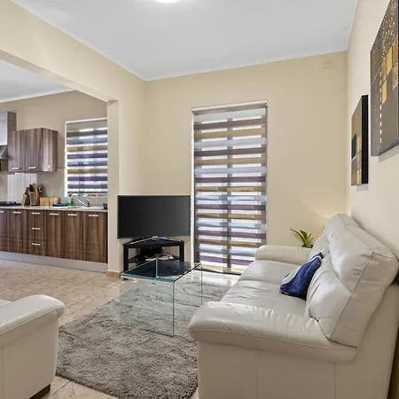 Flower: Modern Flat Close To Airport/bus Stops *