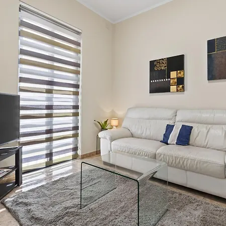 Flower: Modern Flat Close To Airport/bus Stops Tarxien