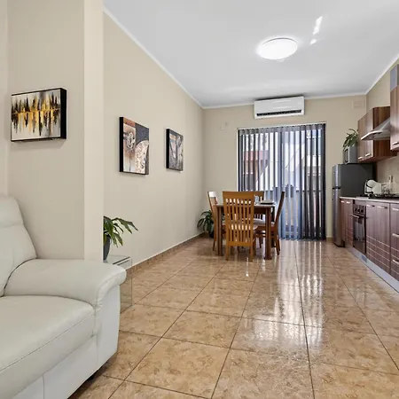 Flower: Modern Flat Close To Airport/bus Stops