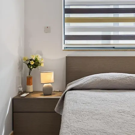 Апартаменты Flower: Modern Flat Close To Airport/bus Stops