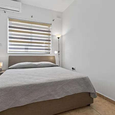 Flower: Modern Flat Close To Airport/bus Stops *