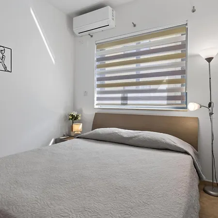 Flower: Modern Flat Close To Airport/bus Stops Tarxien