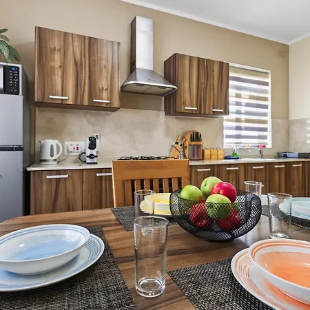 Апартаменты Flower: Modern Flat Close To Airport/bus Stops