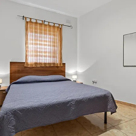 Flower: Modern Flat Close To Airport/bus Stops *
