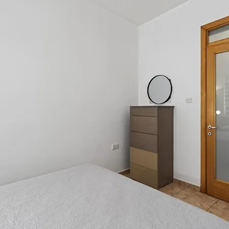 Flower: Modern Flat Close To Airport/bus Stops