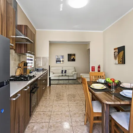 Апартаменты Flower: Modern Flat Close To Airport/bus Stops