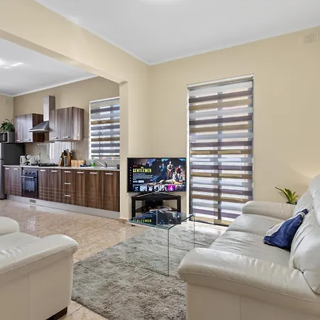 Flower: Modern Flat Close To Airport/bus Stops