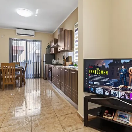 Flower: Modern Flat Close To Airport/bus Stops *