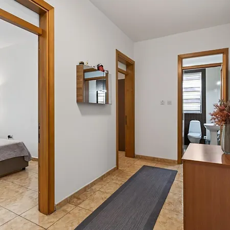 Апартаменты Flower: Modern Flat Close To Airport/bus Stops