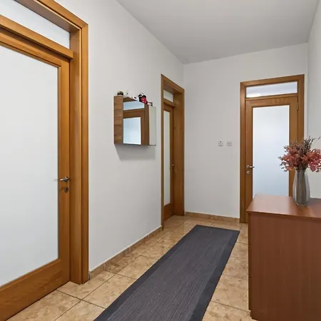 Апартаменты Flower: Modern Flat Close To Airport/bus Stops *