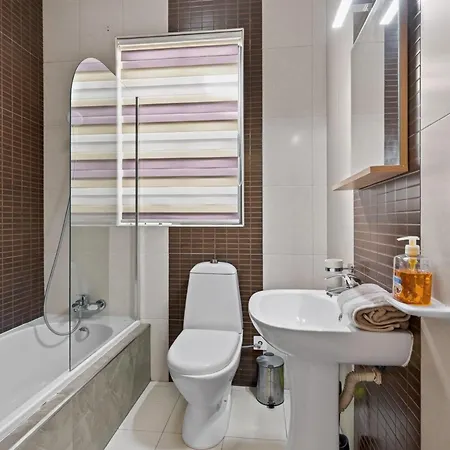 Flower: Modern Flat Close To Airport/bus Stops *