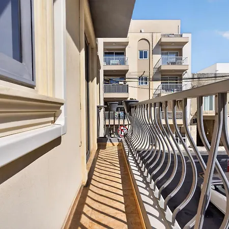 Flower: Modern Flat Close To Airport/bus Stops * Tarxien