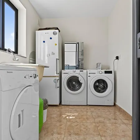 Flower: Modern Flat Close To Airport/bus Stops Апартаменты