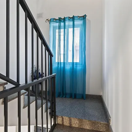 Апартаменты Flower: Modern Flat Close To Airport/bus Stops *