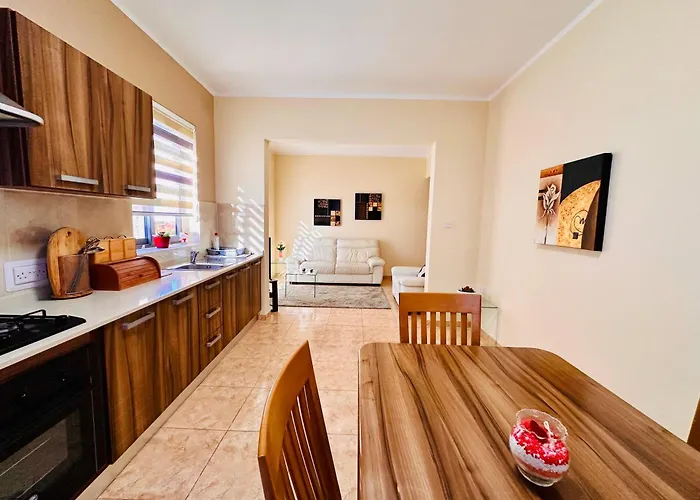 Apartment Flower: Modern Flat Close To Airport/bus Stops *