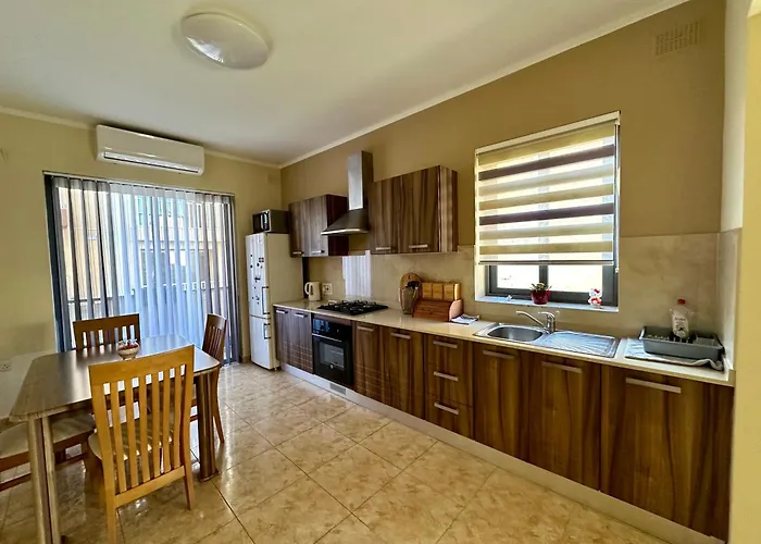 Apartment Flower: Modern Flat Close To Airport/bus Stops *