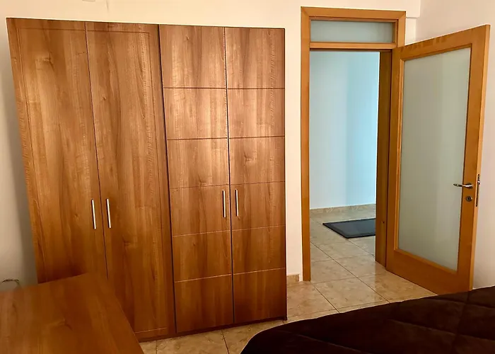 Flower: Modern Flat Close To Airport/bus Stops Lägenhet *