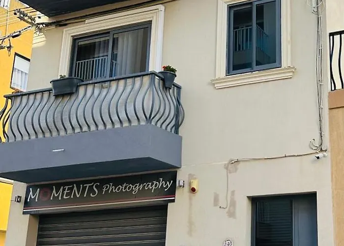 Flower: Modern Flat Close To Airport/bus Stops Apartment